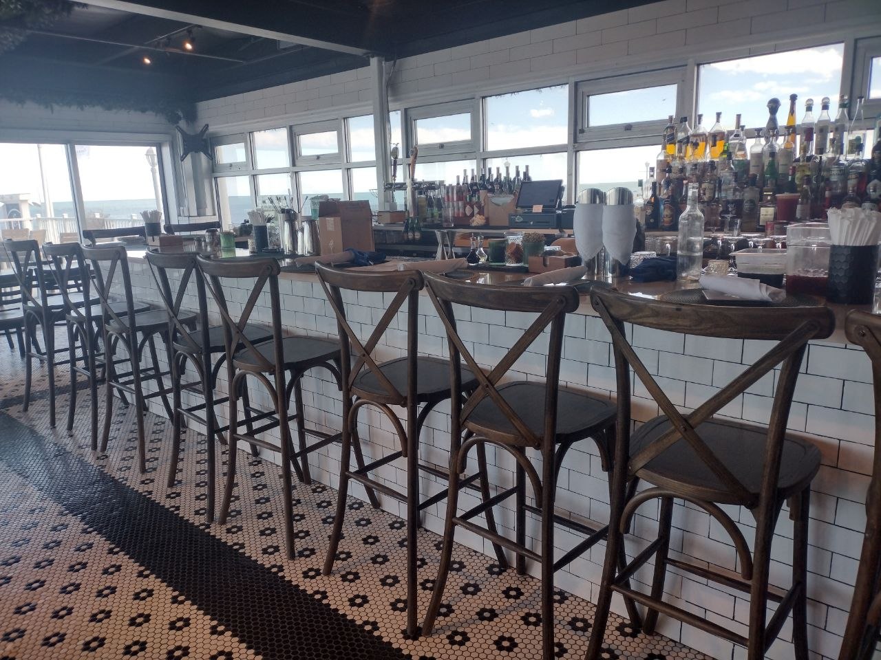 bai-tee bar with ocean views and subway tile